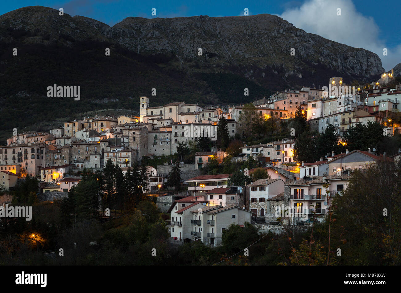 Villaggio di montagna al crepuscolo. Barrea, .Abruzzo Foto Stock