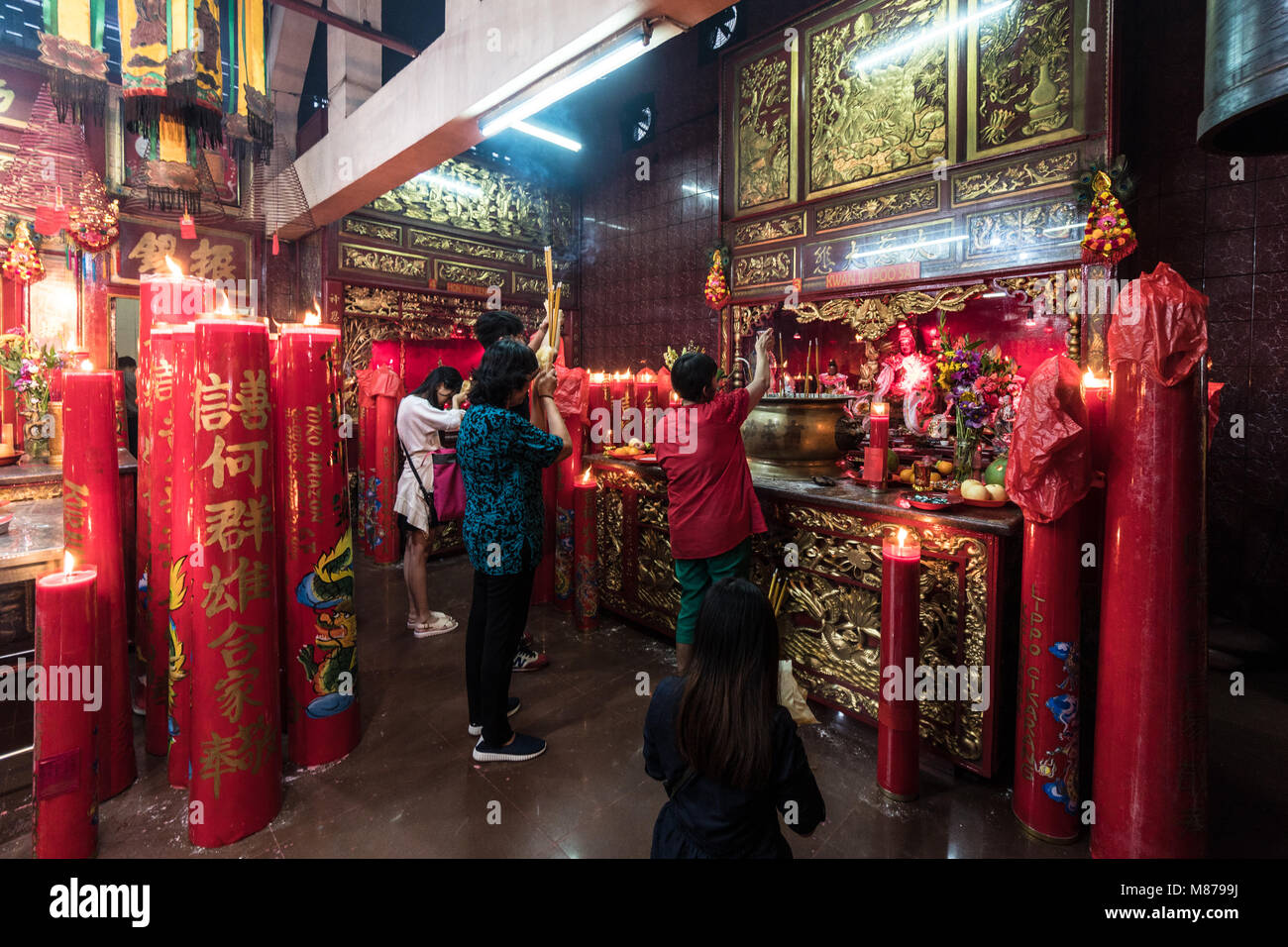 Jakarta, Indonesia - 16 Febbraio 2018: persone celebrano il nuovo anno cinese in Jin De Yuan tempio di Glodok, la Chinatown di Jakarta. La città di tenere un assor Foto Stock