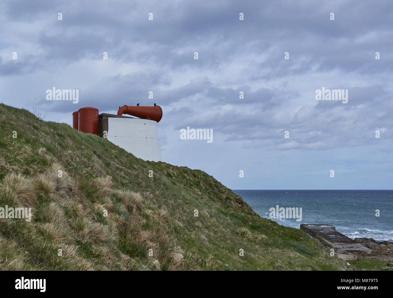 Il corpino Ness sirena antinebbia in Aberdeenshire rivolta verso est verso il mare del Nord su una luminosa giornata di primavera. Foto Stock