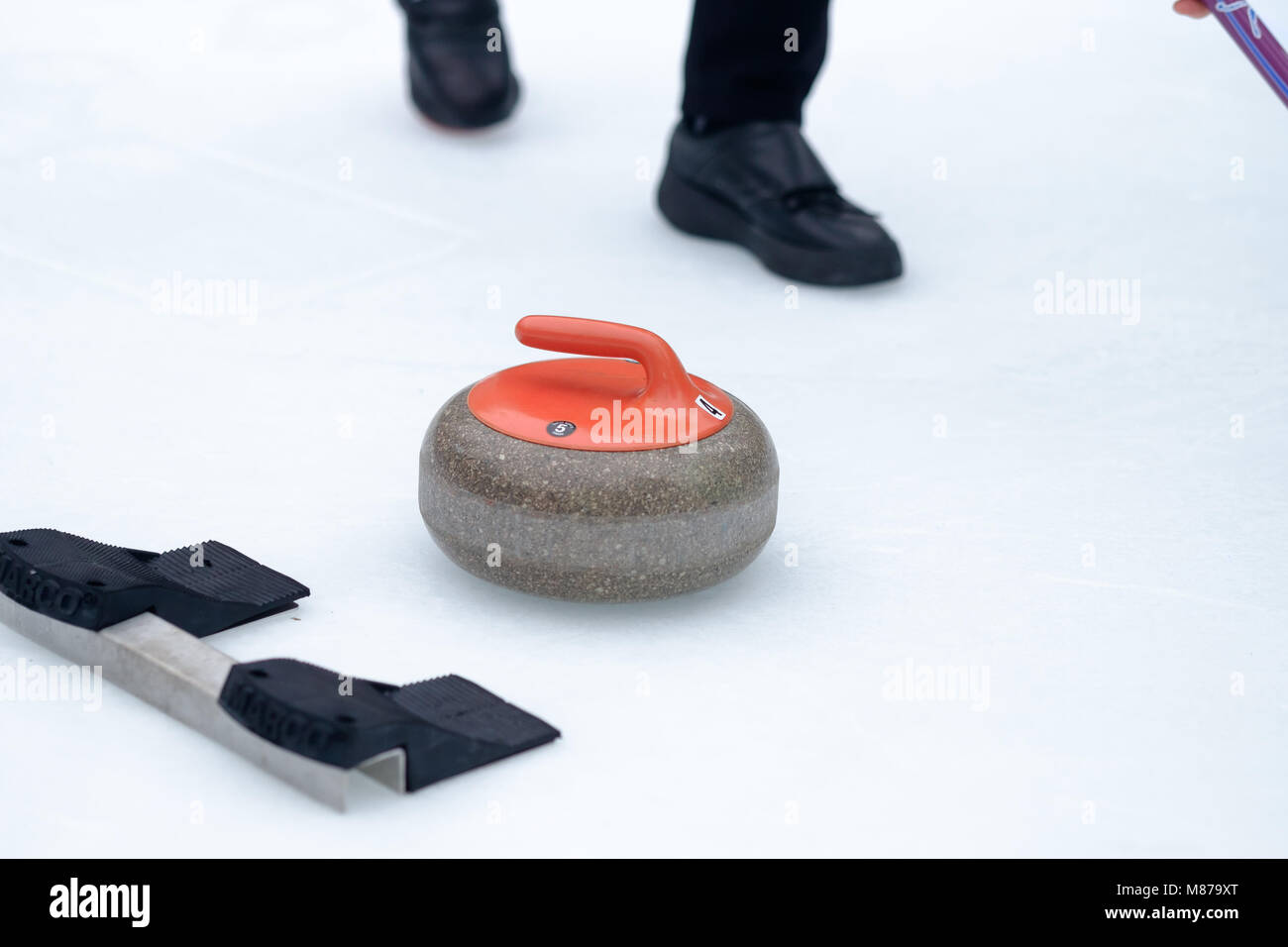 Giocare a curling su ghiaccio a Bryant Park - New York City Foto Stock
