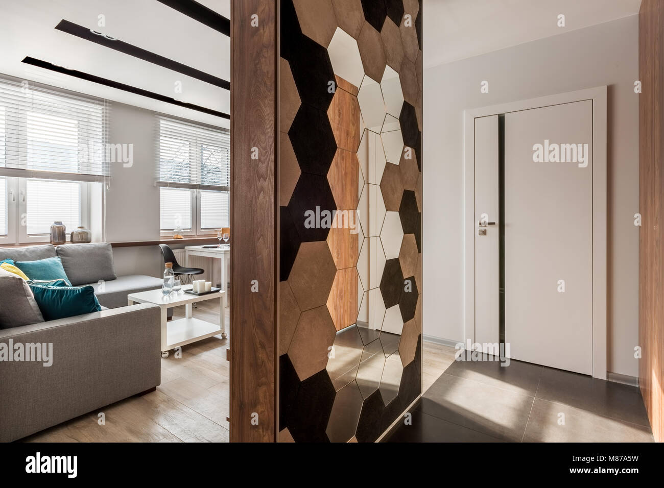 Home interno con pareti in legno e luminoso soggiorno Foto Stock