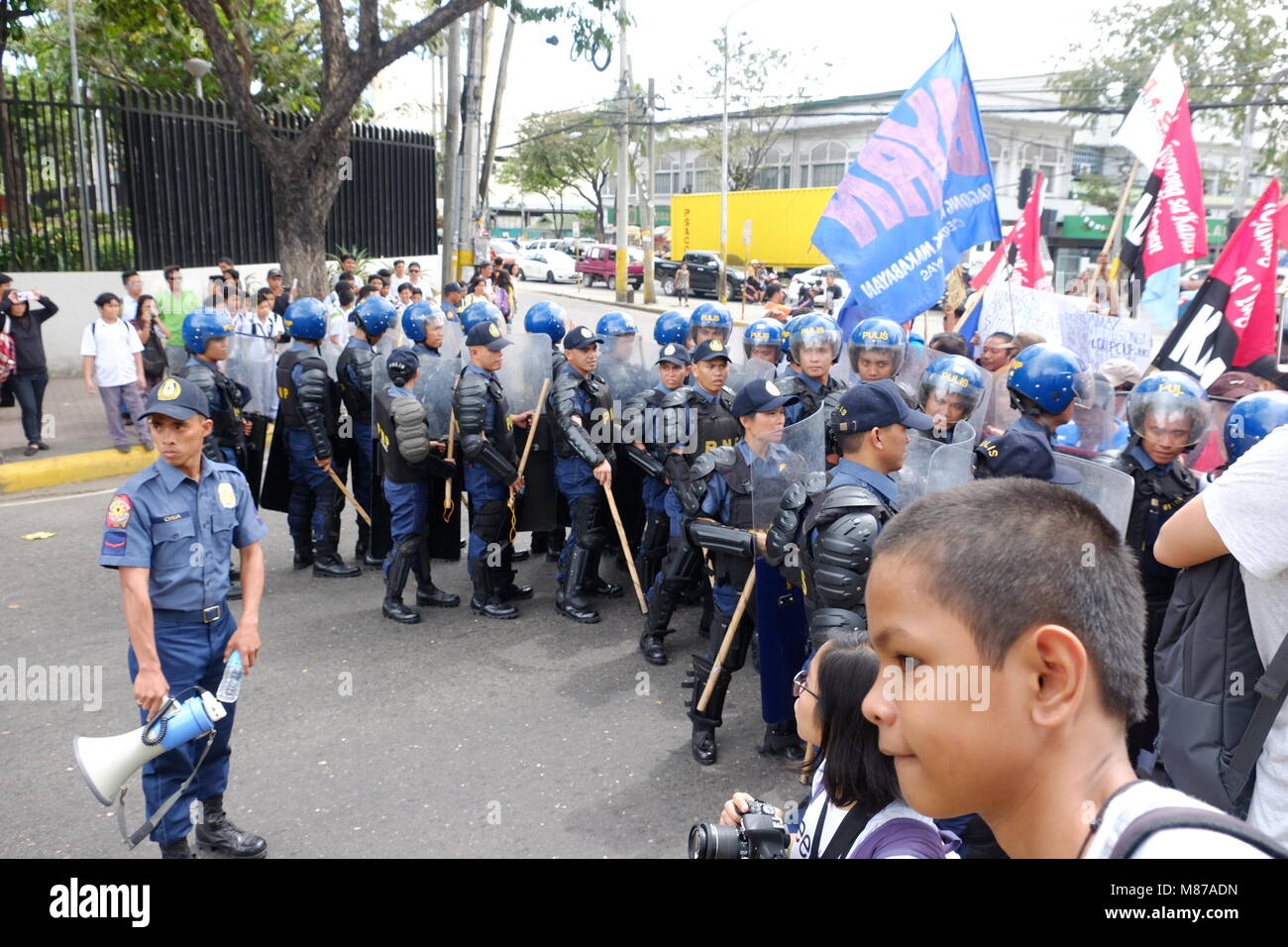 I manifestanti esprimono il loro parere contro il presidente filippino Rodrigo Duterte a Cebu City con: Polizia filippina dove: Cebu City, Filippine quando: 12 Feb 2018 Credit: Rob ricco/WENN.com Foto Stock