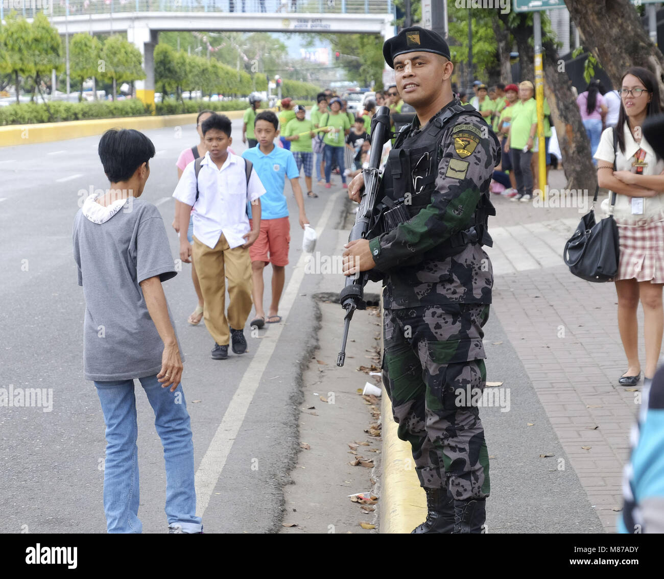 I manifestanti esprimono il loro parere contro il presidente filippino Rodrigo Duterte a Cebu City con: soldato filippino dove: Cebu City, Filippine quando: 12 Feb 2018 Credit: Rob ricco/WENN.com Foto Stock