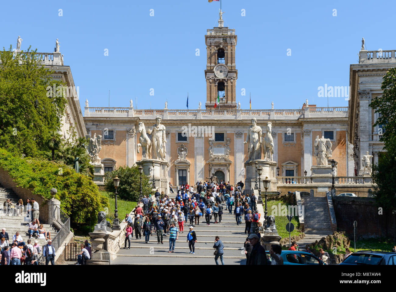 Roma, Italia - 23 Aprile 2017: la gente in Campidoglio, il Campidoglio cordonata, al centro dell'immagine che conduce da Via del Teatro di Marcello a Piazz Foto Stock