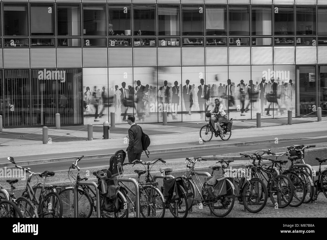 Street photography in bianco e nero a Bruxelles / Belgio / 06.27.2016. persone e biciclette nel paesaggio urbano. Solo uso editoriale Foto Stock