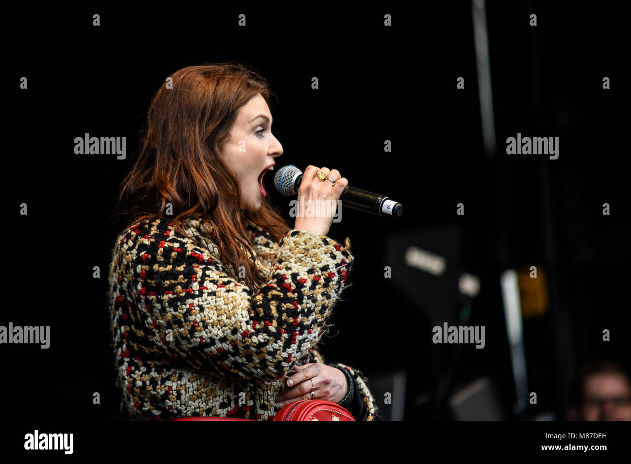 Sophie Ellis Bextor canta alla protesta per l'uguaglianza delle donne del 4 marzo organizzata da Care International a Londra, Regno Unito. Microfono Foto Stock