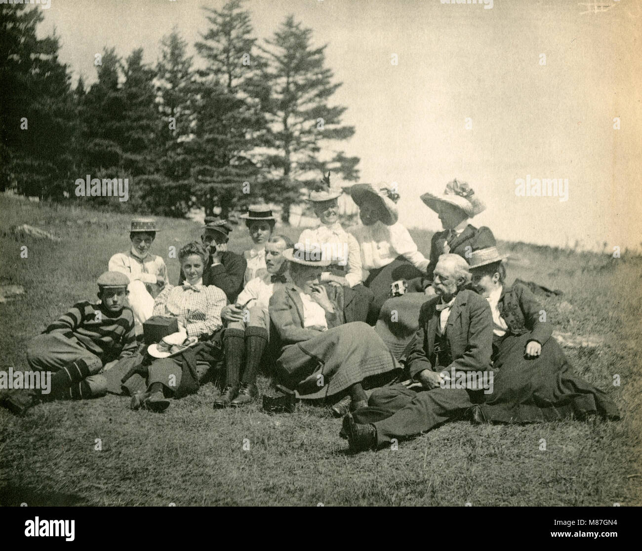 Antique circa 1905 fotografia, incontro di famiglia sul pendio di una collina. La posizione è in o vicino a Riggsville (ora Robinhood), Maine in Sagadahoc County, Stati Uniti d'America. Foto Stock