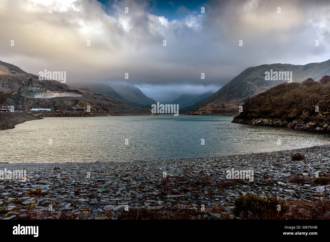 Dinorwic quarry, Llyn Peris, Snowdonia, Galles del Nord, Regno Unito. Vista verso il passaggio di Llanberis Foto Stock