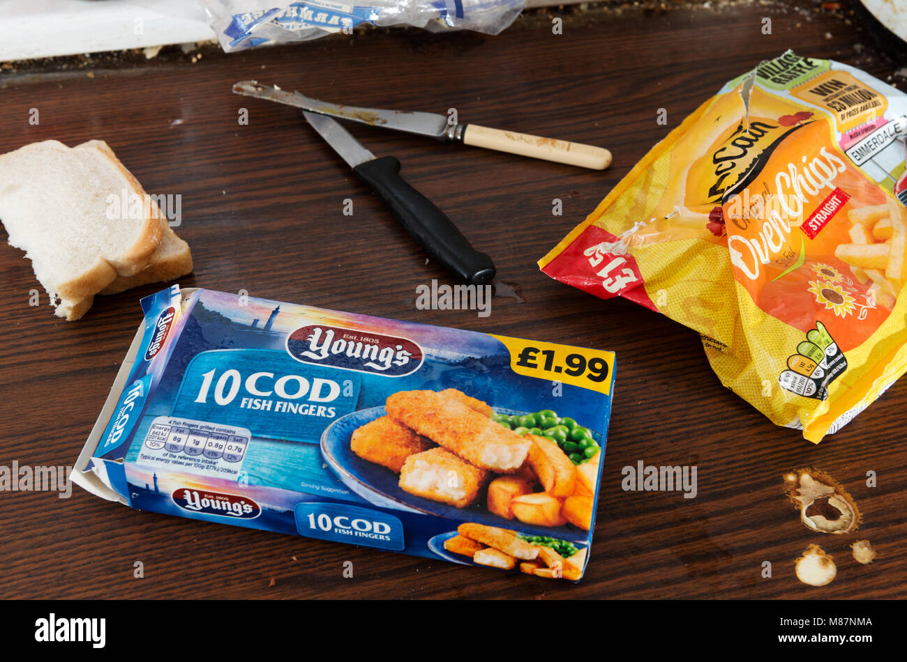 Youngs i bastoncini di pesce e McCain forno chips pacchetti Foto Stock