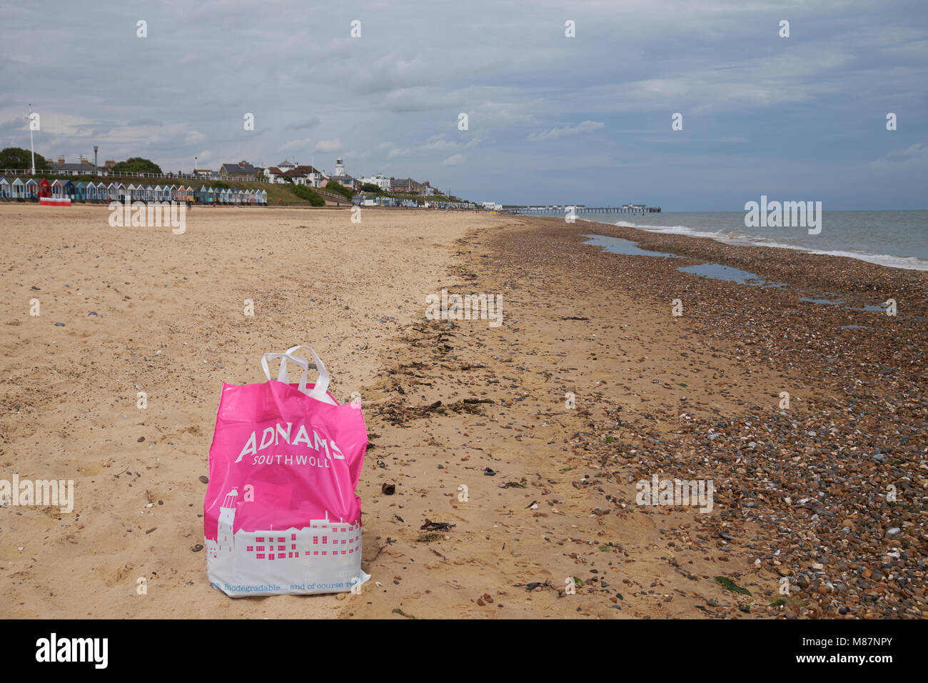 Un birrificio Adnams borsa di trasporto sulla spiaggia di Southwold, Suffolk, Inghilterra. Foto Stock