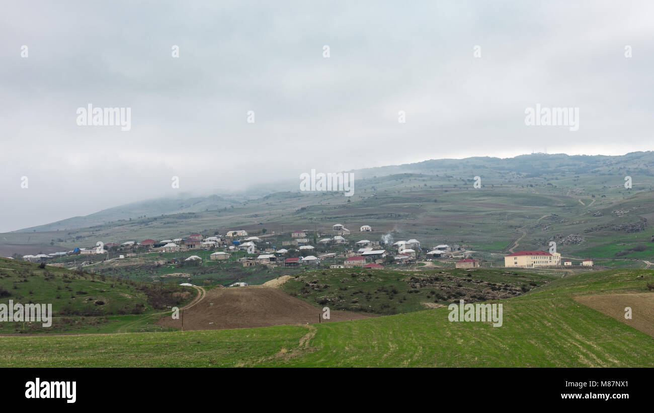Un piccolo villaggio su un pendio di montagna Foto Stock