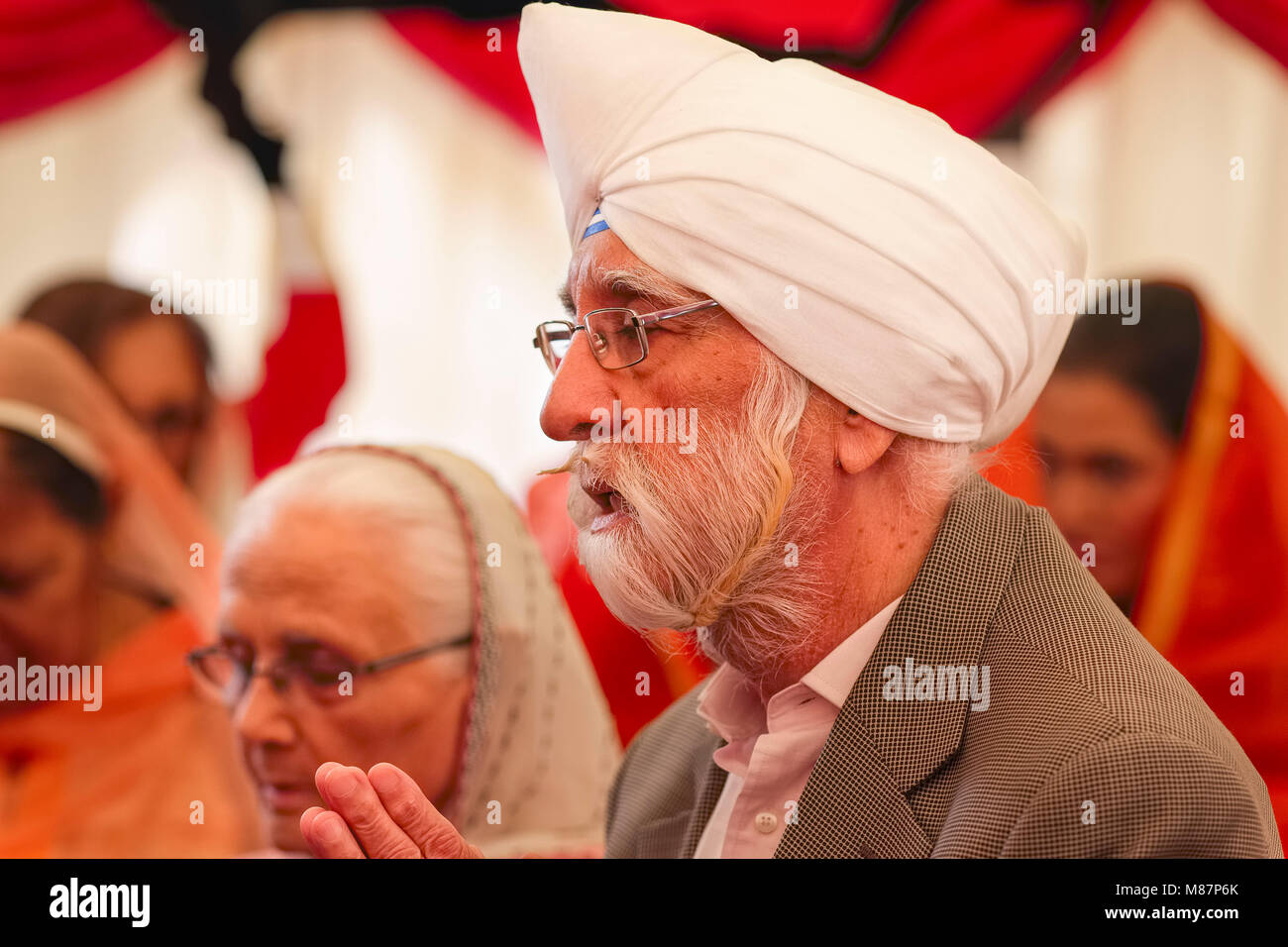 La religione Sikh l uomo e la donna che prega al matrimonio indiano Foto Stock