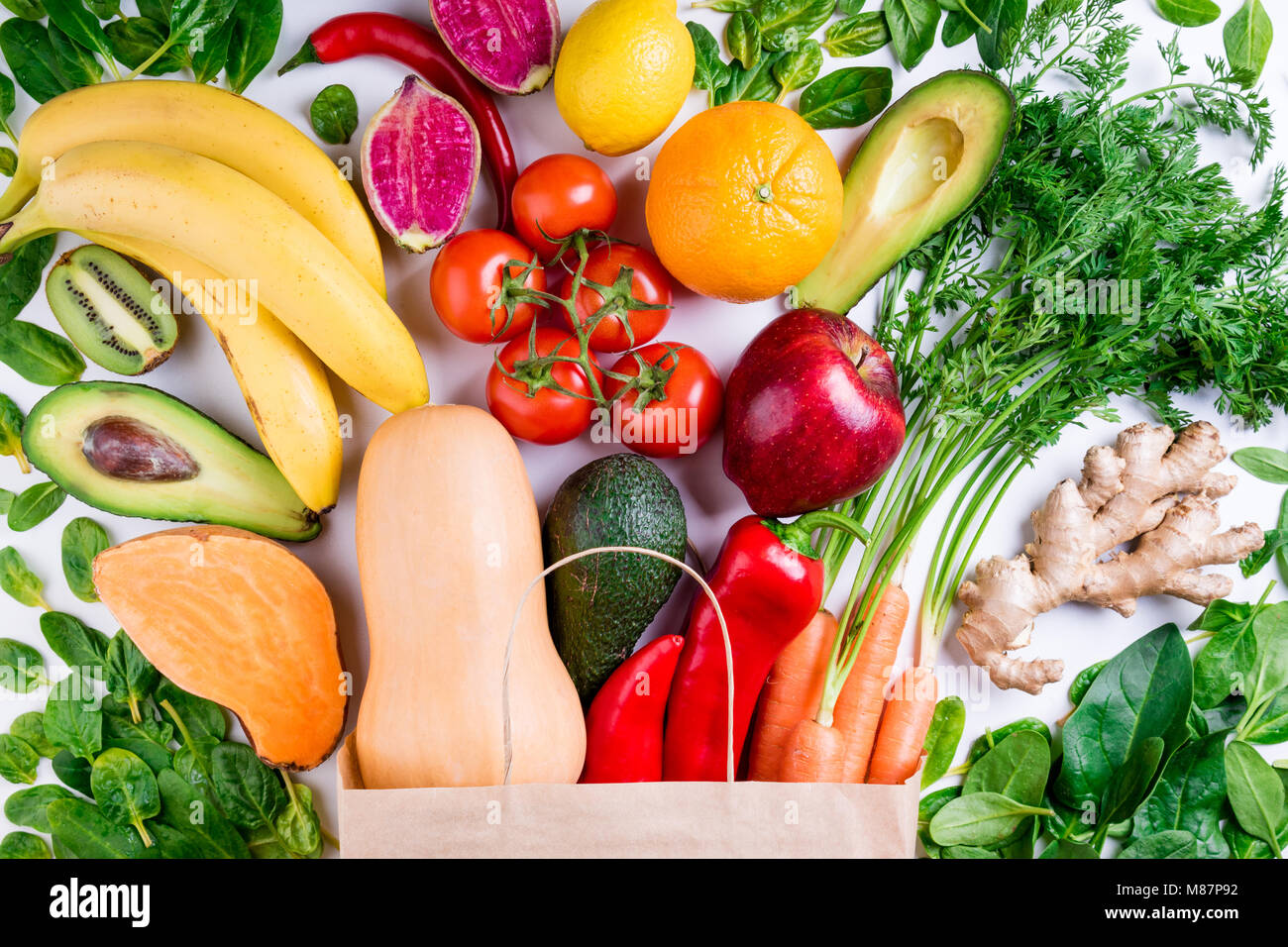 Cibo sano e background. Cibo sano in sacchetto di carta le frutta e le verdure sul bianco. Cibo vegetariano closeup. Shopping supermercato alimentare concetto. Top vie Foto Stock