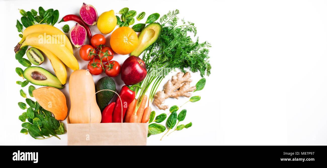 Cibo sano e background. Una sana alimentazione vegetariana in sacchetto di carta la frutta e le verdure su sfondo bianco. Shopping supermercato alimentare concetto. Forma Lunga Foto Stock