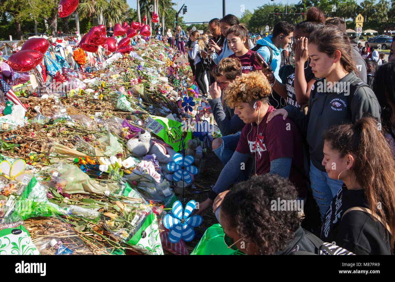 Gli studenti da Marjory Stoneman Douglas High School walkout dalla scuola di onorare il 17 vittime uccise presso la scuola un mese fa il giorno di San Valentino. Foto Stock