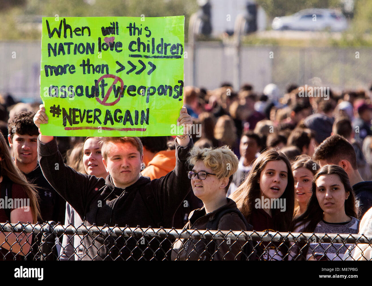 Gli studenti da Marjory Stoneman Douglas High School walkout al campo di calcio per 17 minuti di silenzio in onore del 17 vittime uccise a sc Foto Stock