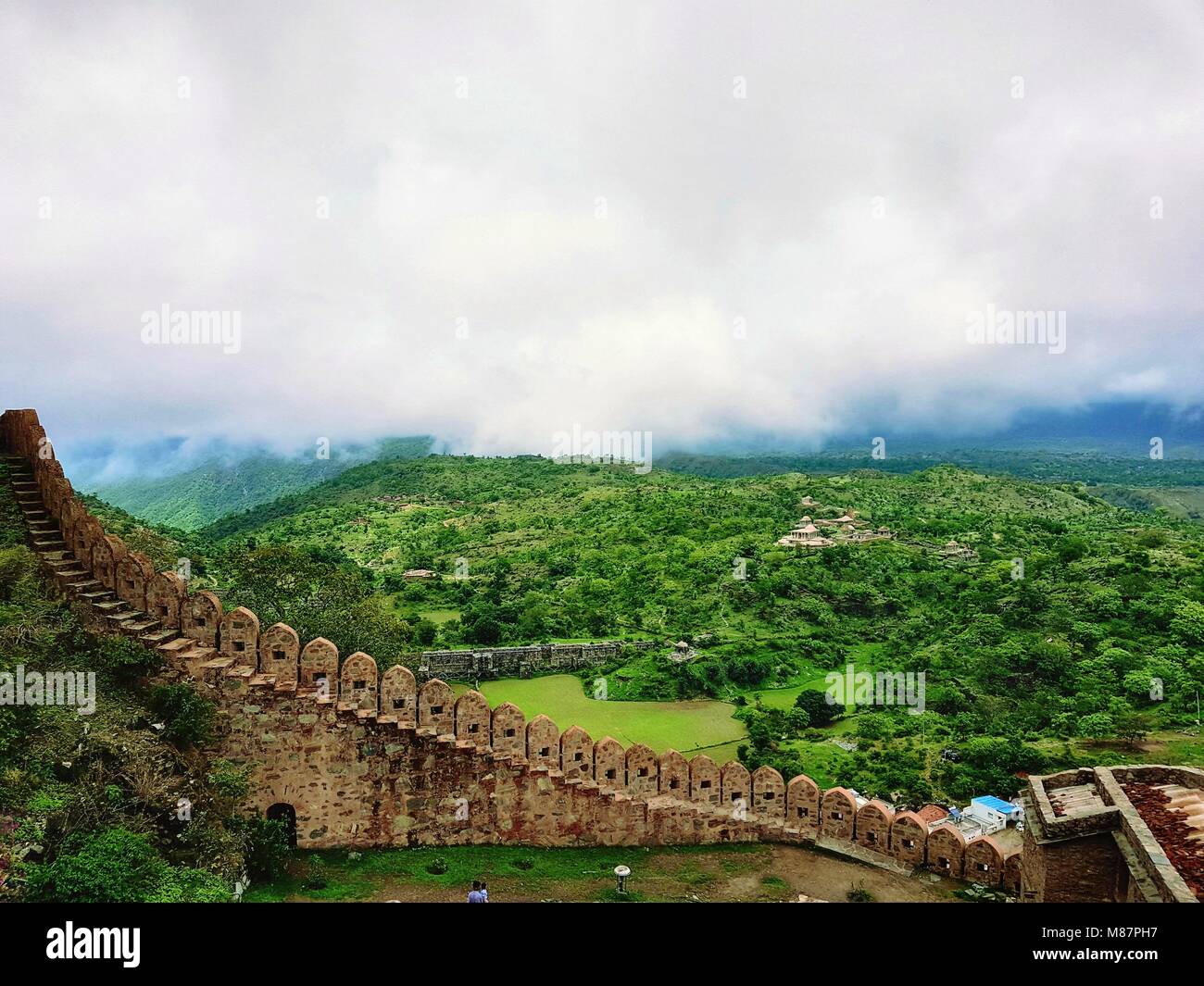 Luogo di nascita di Mewars leggendario re, Maharana Pratap. Kumbhalgarh Fort, Grande Muraglia di India, durante la stagione delle piogge, Rajasthan Turismo, Fort del Rajasthan , Foto Stock