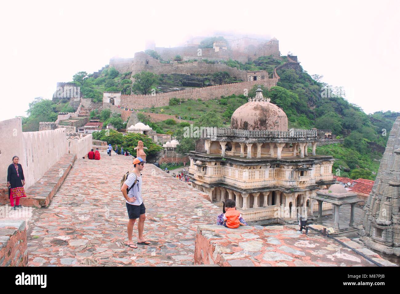 Luogo di nascita di Mewars leggendario re, Maharana Pratap. Kumbhalgarh Fort, Grande Muraglia di India, durante la stagione delle piogge, Rajasthan Turismo, Fort del Rajasthan , Foto Stock