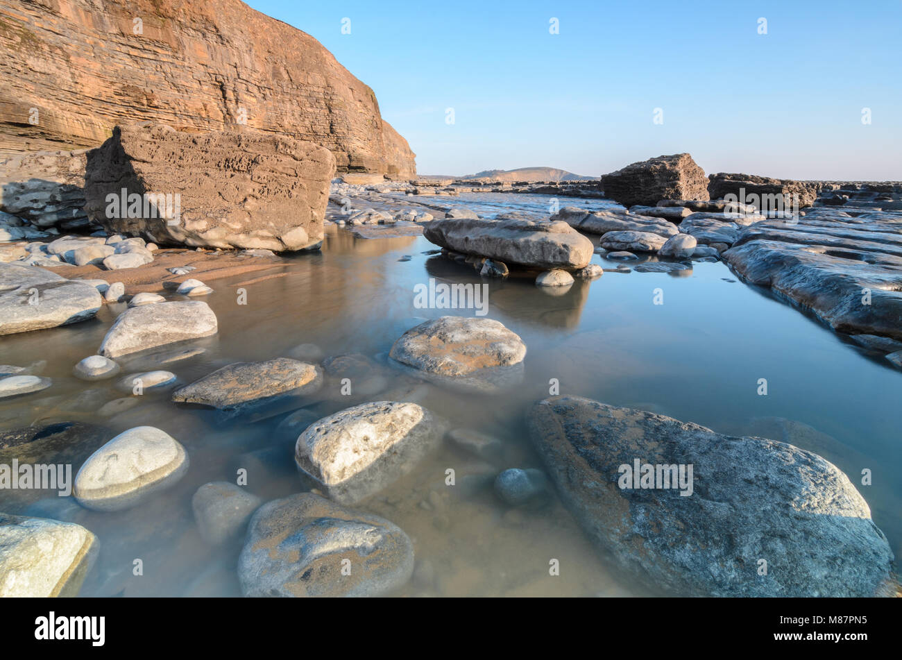 Una grande piscina di marea sulla spiaggia di Dunraven Bay nei pressi di Southerndown nel Galles del Sud Foto Stock