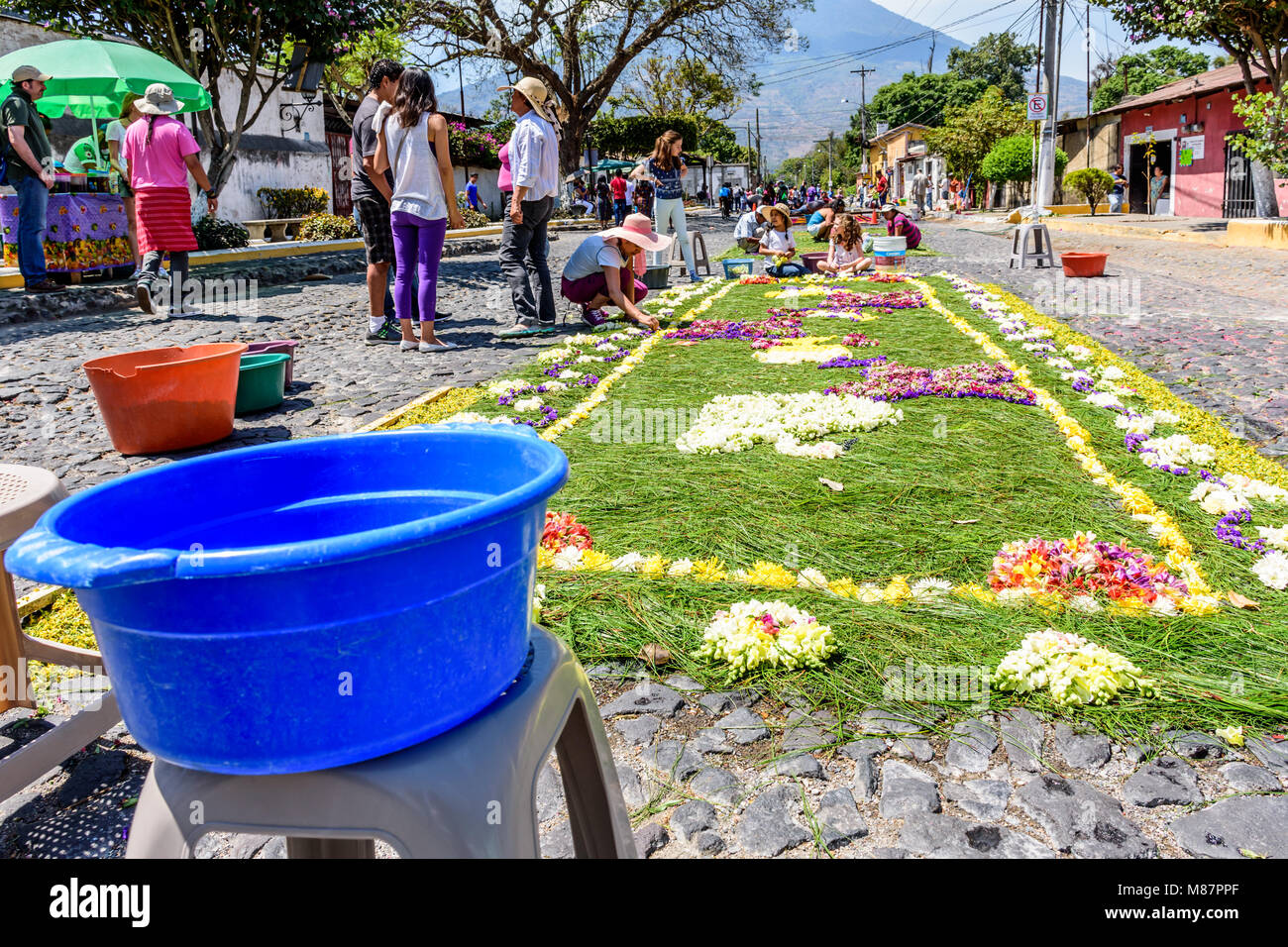 Antigua Guatemala - Aprile 13, 2017: decorare il Giovedì Santo Processione tappeto in città con più famosi alle celebrazioni della Settimana Santa in America Latina Foto Stock