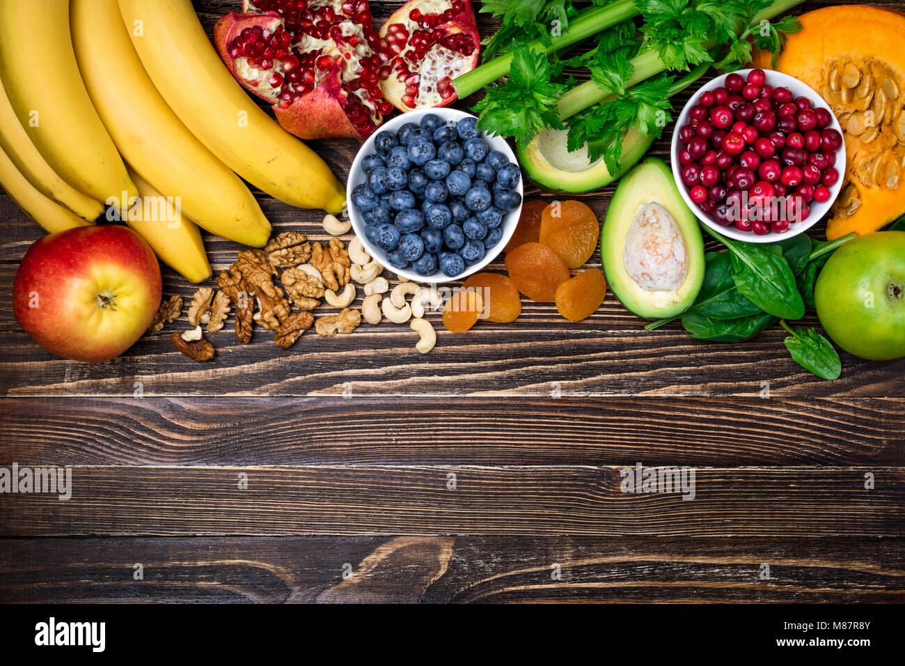 La selezione di un alimento sano per il cuore. Cibo sano, dieta, cibo vegetariano e uno stile di vita sano concetto. La frutta e la verdura fresca, frutti di bosco e i dadi. Copia Foto Stock