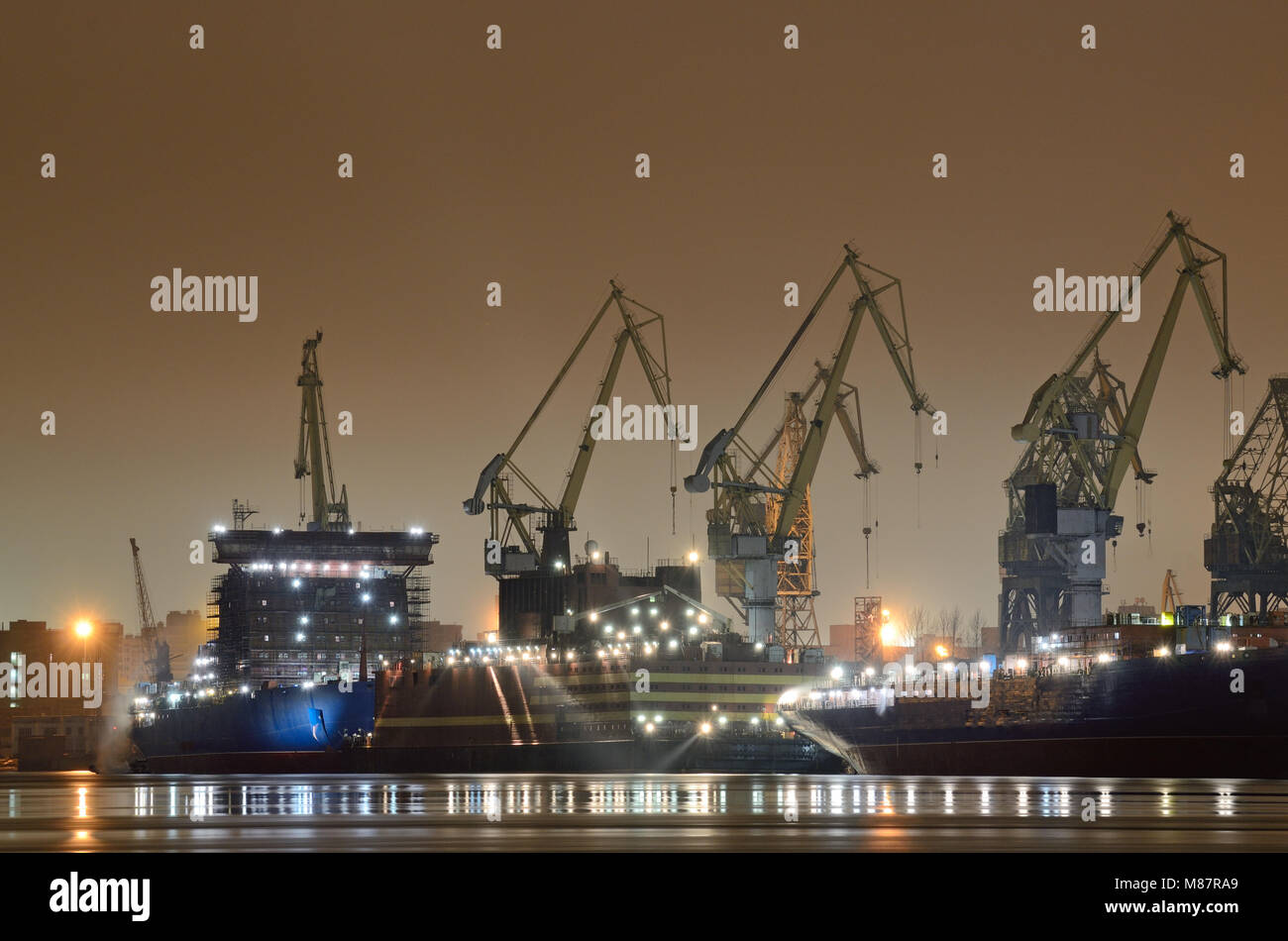 Il cantiere navale della città di notte.Qui il lavoro prosegue senza interruzioni. Foto Stock