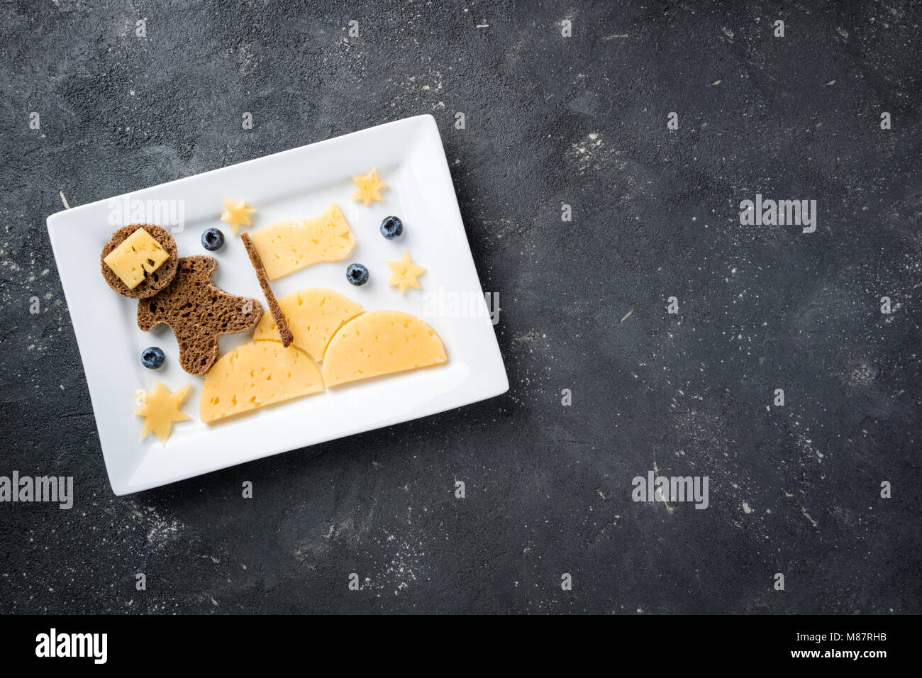 Funny toast con formaggio e bacche per bambini la prima colazione o il pranzo. Colazione per bambini con sandwich di creative vista superiore, spazio di copia Foto Stock