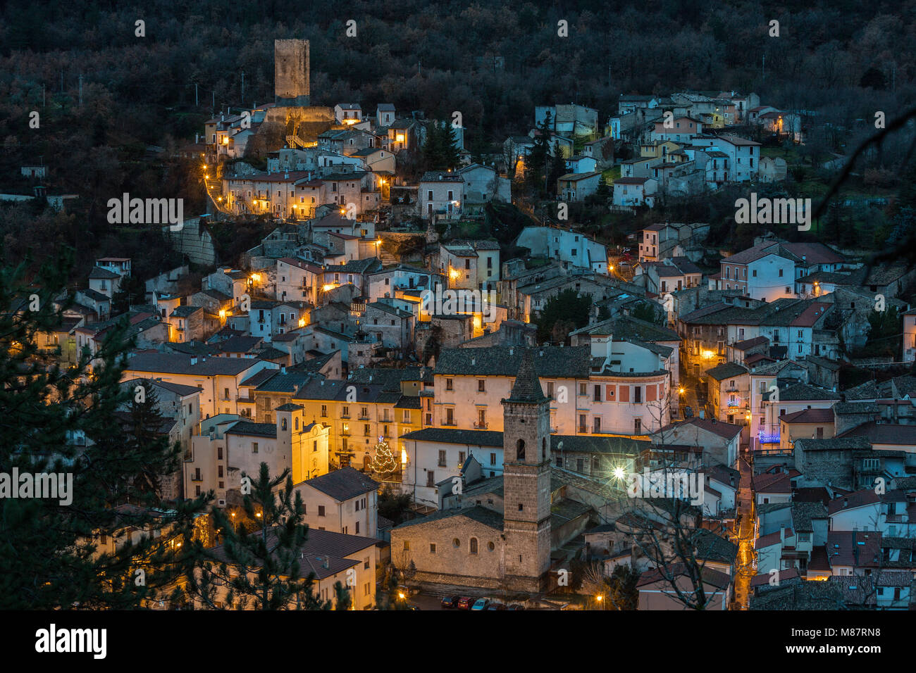 Villaggio al crepuscolo. Introdacqua, Abruzzo Foto Stock
