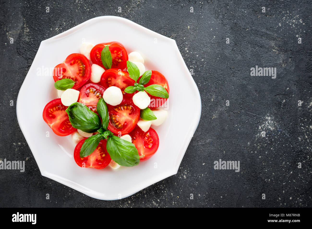 Insalata caprese. Mangiare sano vegetali cibo vegetariano. Vista superiore, spazio di copia Foto Stock