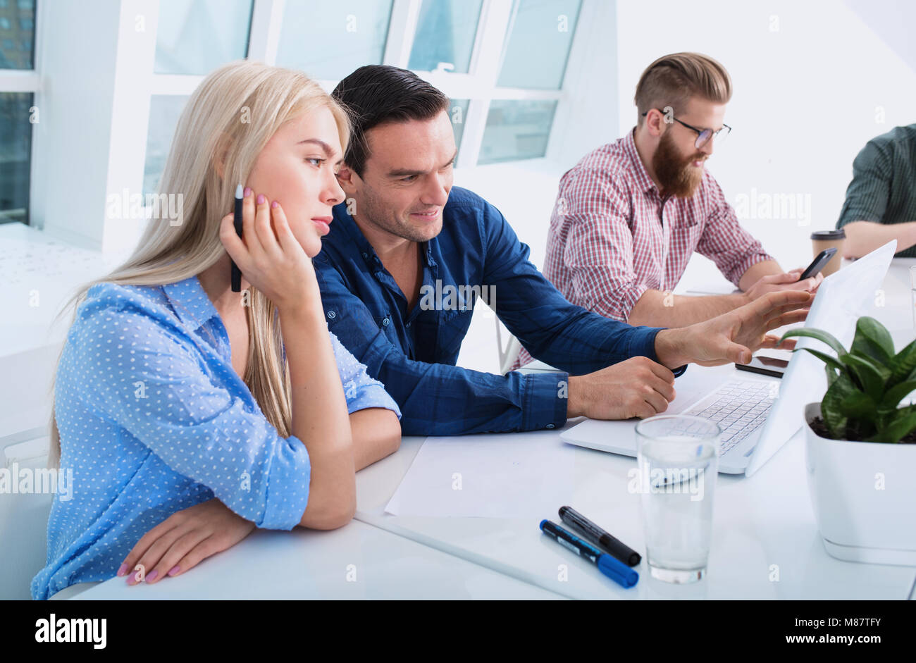 La gente di affari connesso sulla rete internet. concetto di azienda startup Foto Stock