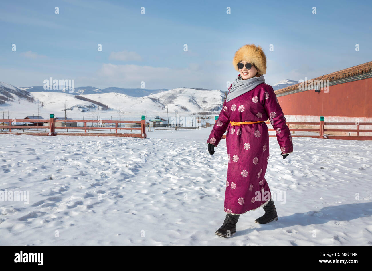 Hatgal, Mongolia, 1 Marzo 2018: donna mongola a piedi nella neve Foto Stock
