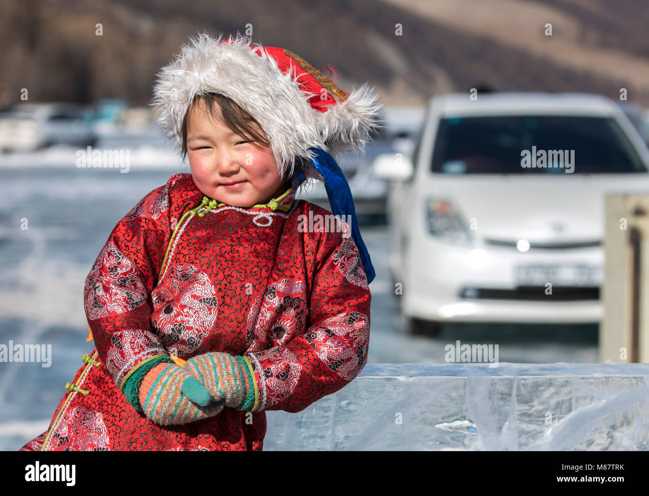 Hatgal, Mongolia, 4 Marzo 2018: il mongolo ragazza vestita in abbigliamento tradizionale su un lago ghiacciato Khuvsgul Foto Stock