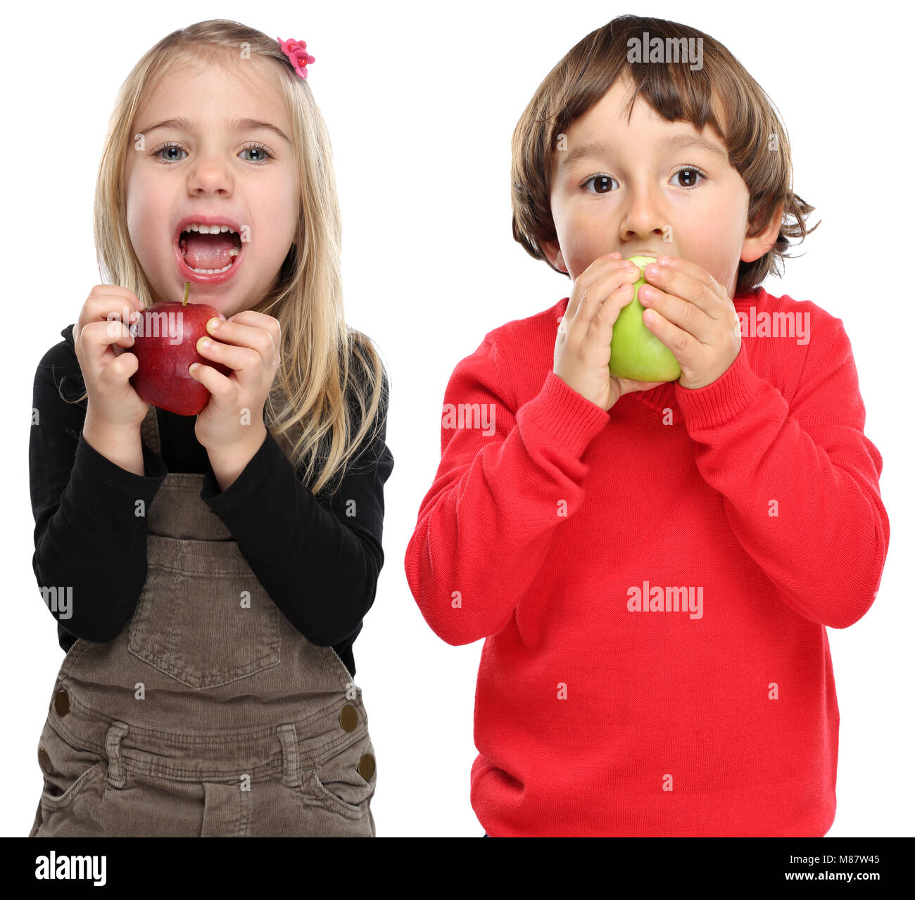 Bambini I bambini di mangiare frutta apple autunno autunno sano isolati su sfondo bianco Foto Stock