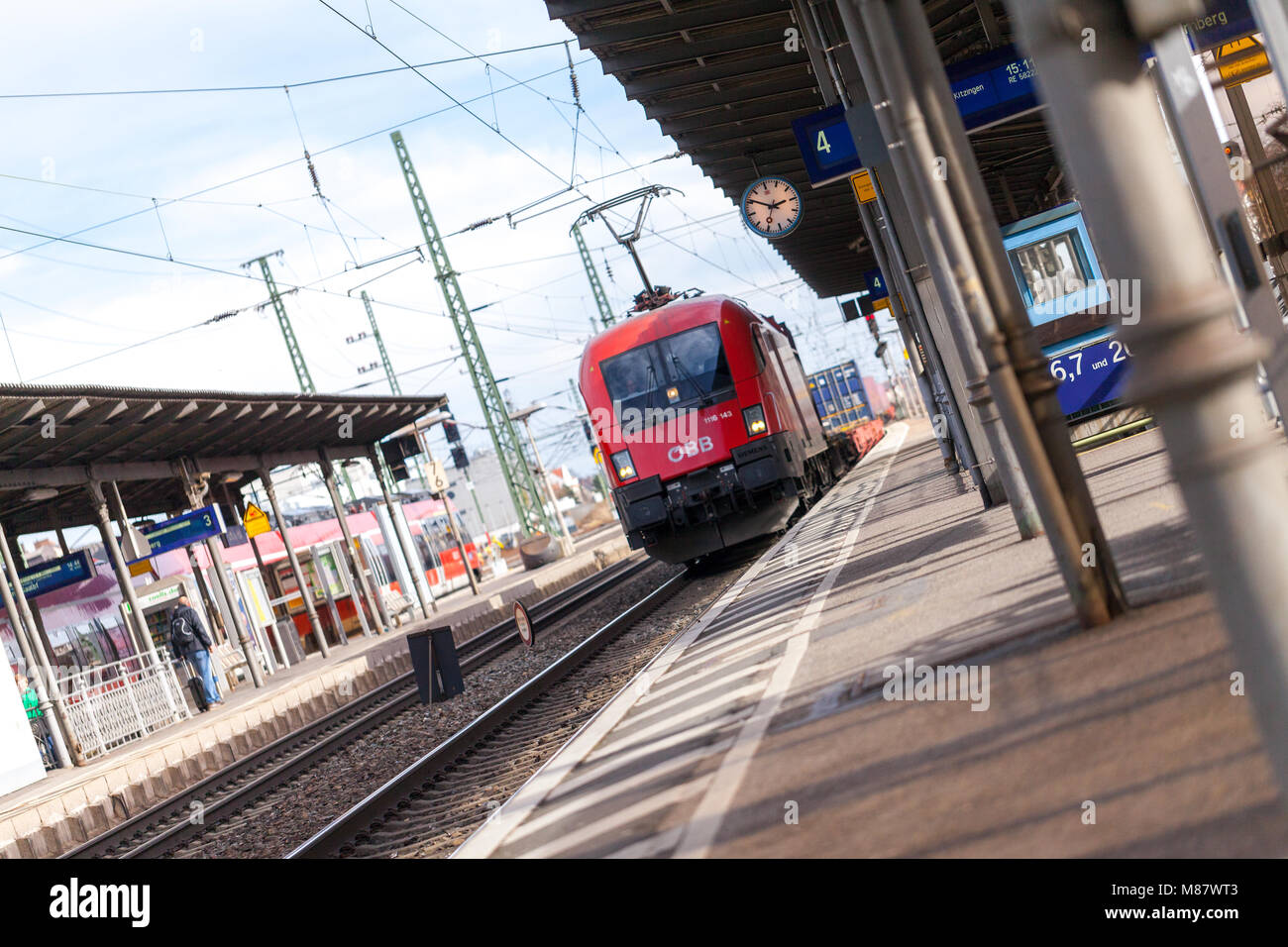 FUERTH / GERMANIA - MARZO 11, 2018: treno merci DALLA OEBB Ferrovie Federali Austriache, passa stazione ferroviaria Fürth in Germania. Foto Stock