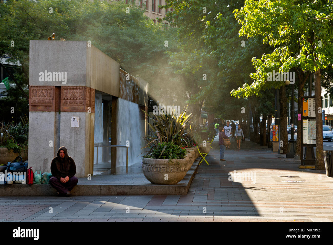 WA13835-00...WASHINGTON - la luce del sole colpisce lo spruzzo della scultura acquatica a Westlake Park nel centro di Seattle. 2017 Foto Stock