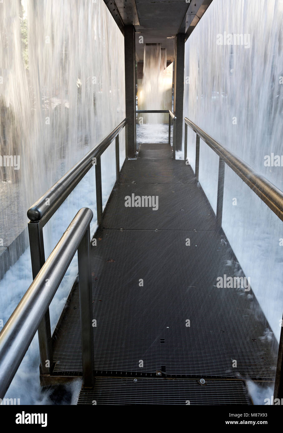 WA13837-00...WASHINGTON - passeggia attraverso l'interno di una scultura acquatica al Westlake Park nel centro di Seattle. 2017 Foto Stock