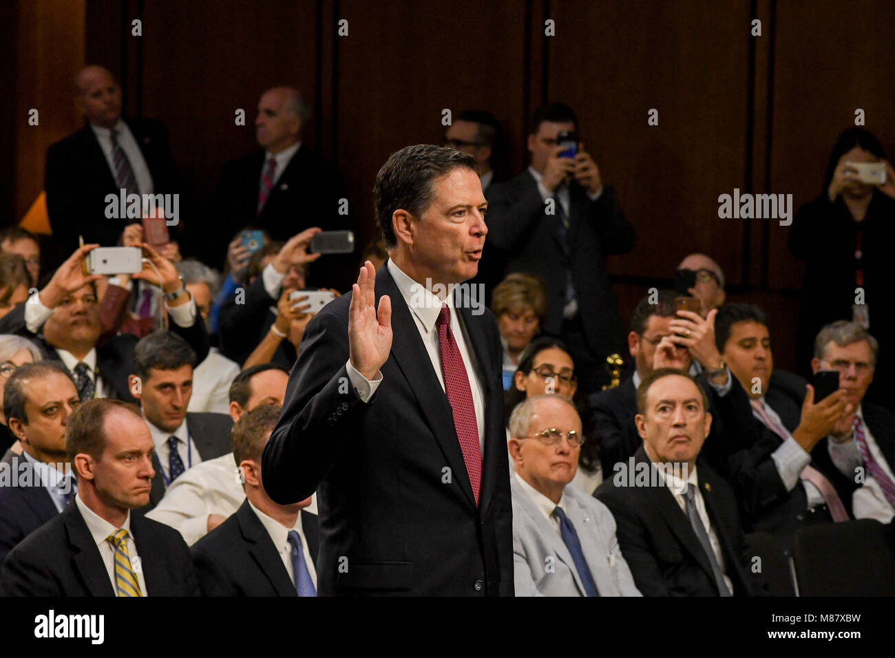 Washington DC, USA, 8 giugno, 2017 ex direttore dell'FBI James Comey è giurato presso il Senato Intelligence audizione del Comitato Credito: Mark Reinstein/MediaPunch Foto Stock