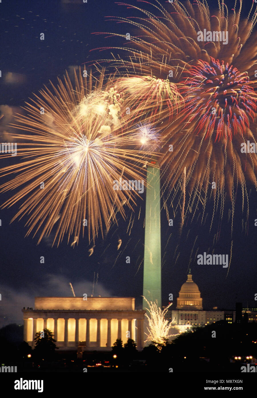 Washington DC., USA, luglio 4,1989 fuochi d'artificio su DC. Display annuale messo su dal servizio del parco nazionale degli Stati Uniti. Come si vede dal lato della Virginia del fiume Potomac. Guardando ad est presso il Lincoln Memorial e il Monumento a Washington con il Campidoglio US in background. Credito: Mark Reinstein/MediaPunch Foto Stock