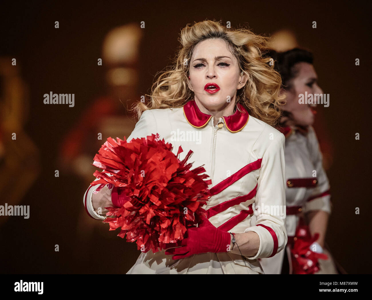 LAS VEGAS NV - 13 ottobre: Madonna esegue al MGM Grand Garden Arena il 13 ottobre 2012 a Las Vegas, Nevada. © Kabik/MediaPunch. Foto Stock