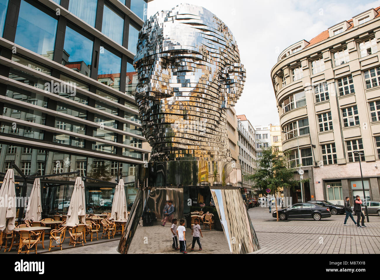 Praga, 25 Settembre 2017: la scultura di Franz Kafka sorge nei pressi del centro commerciale chiamato Quadrio sopra la stazione della metropolitana, che è chiamato Narod Foto Stock