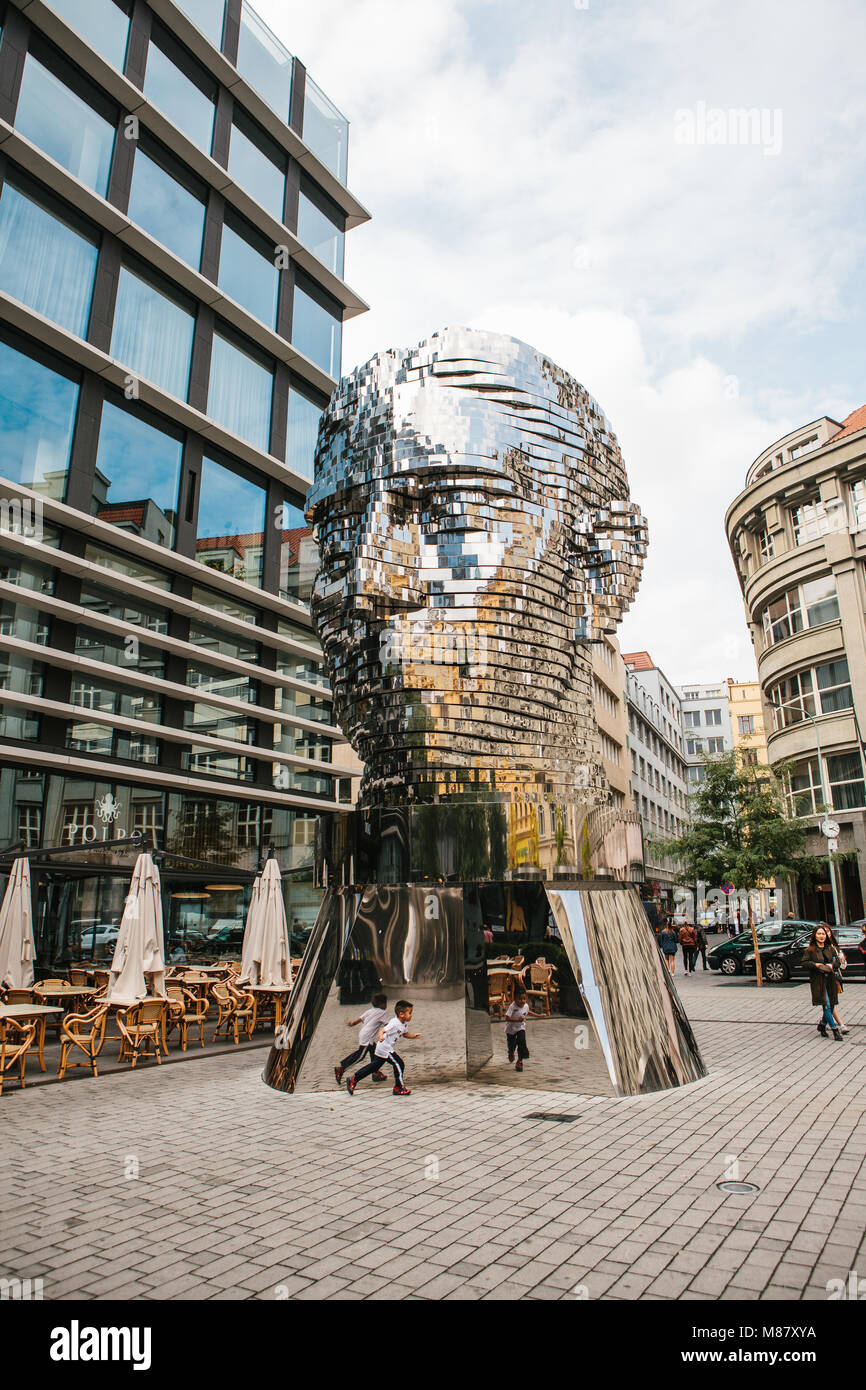 Praga, 25 Settembre 2017: la scultura di Franz Kafka sorge nei pressi del centro commerciale chiamato Quadrio sopra la stazione della metropolitana, che è chiamato Narod Foto Stock
