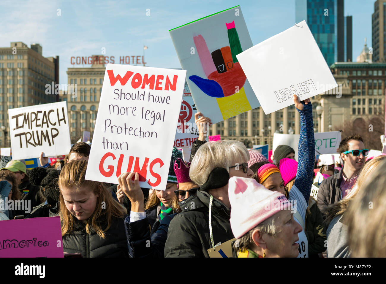 Chicago, IL - 20 Gennaio 2018 - Donne marzo ha riunito persone che protestano contro la disuguaglianza in varie questioni sociali. Foto Stock