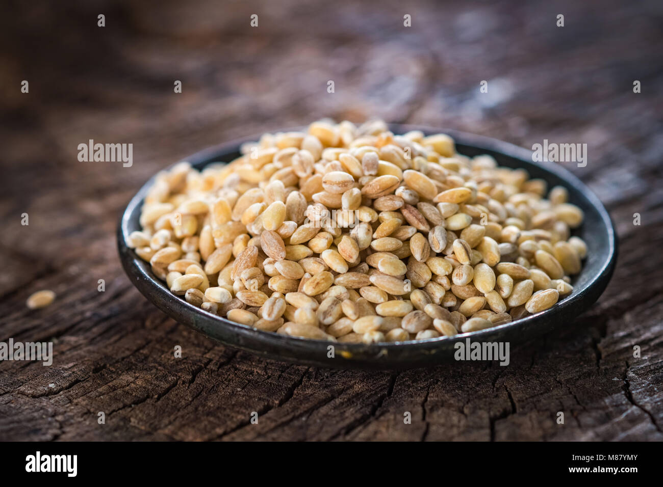 Asciugare il farro su sfondo rustico Foto Stock
