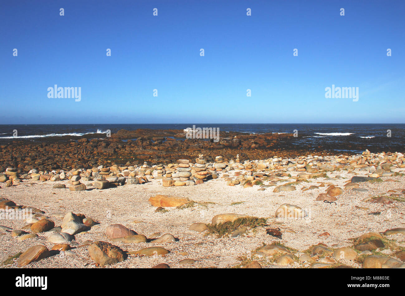 La mattina presto presso il Capo di Buona Speranza in Sud Africa significa che non c'è nessuno per impilare le pietre che indicano la loro visita. Foto Stock