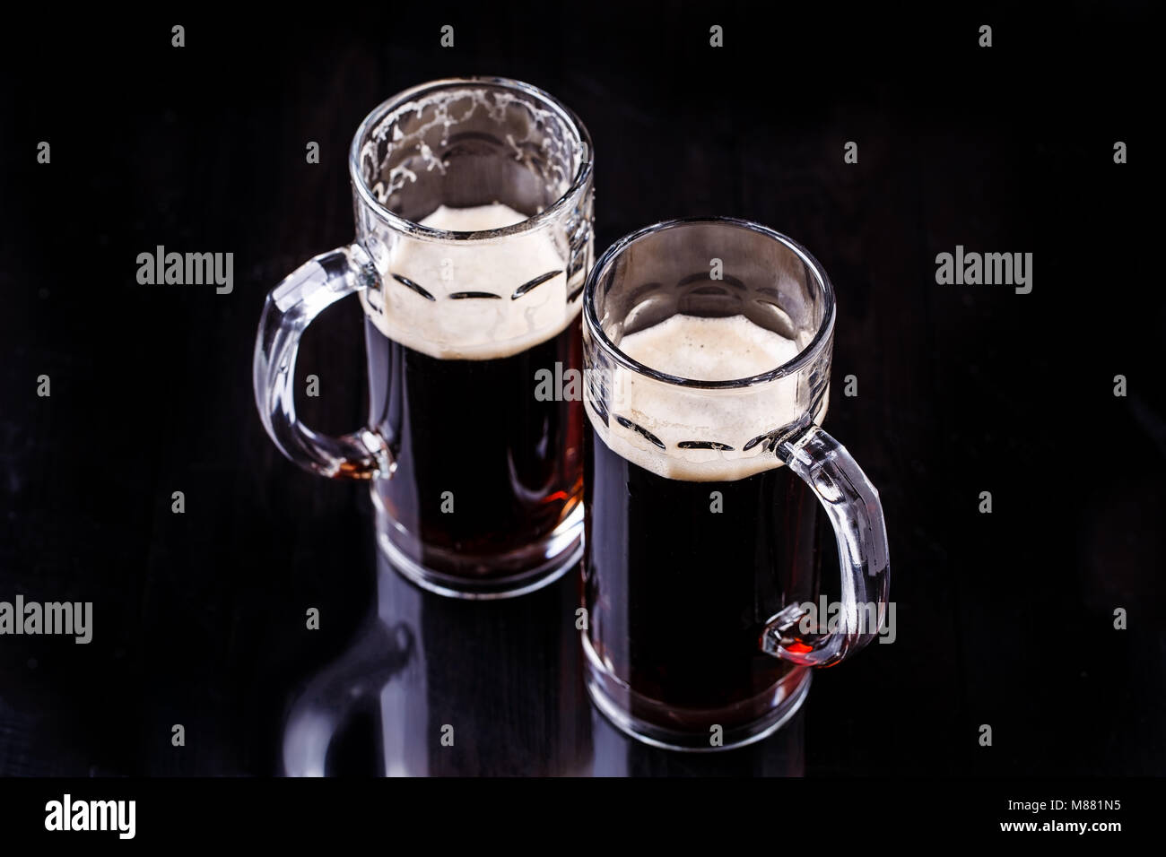 Due boccali di birra schiumosa Foto Stock