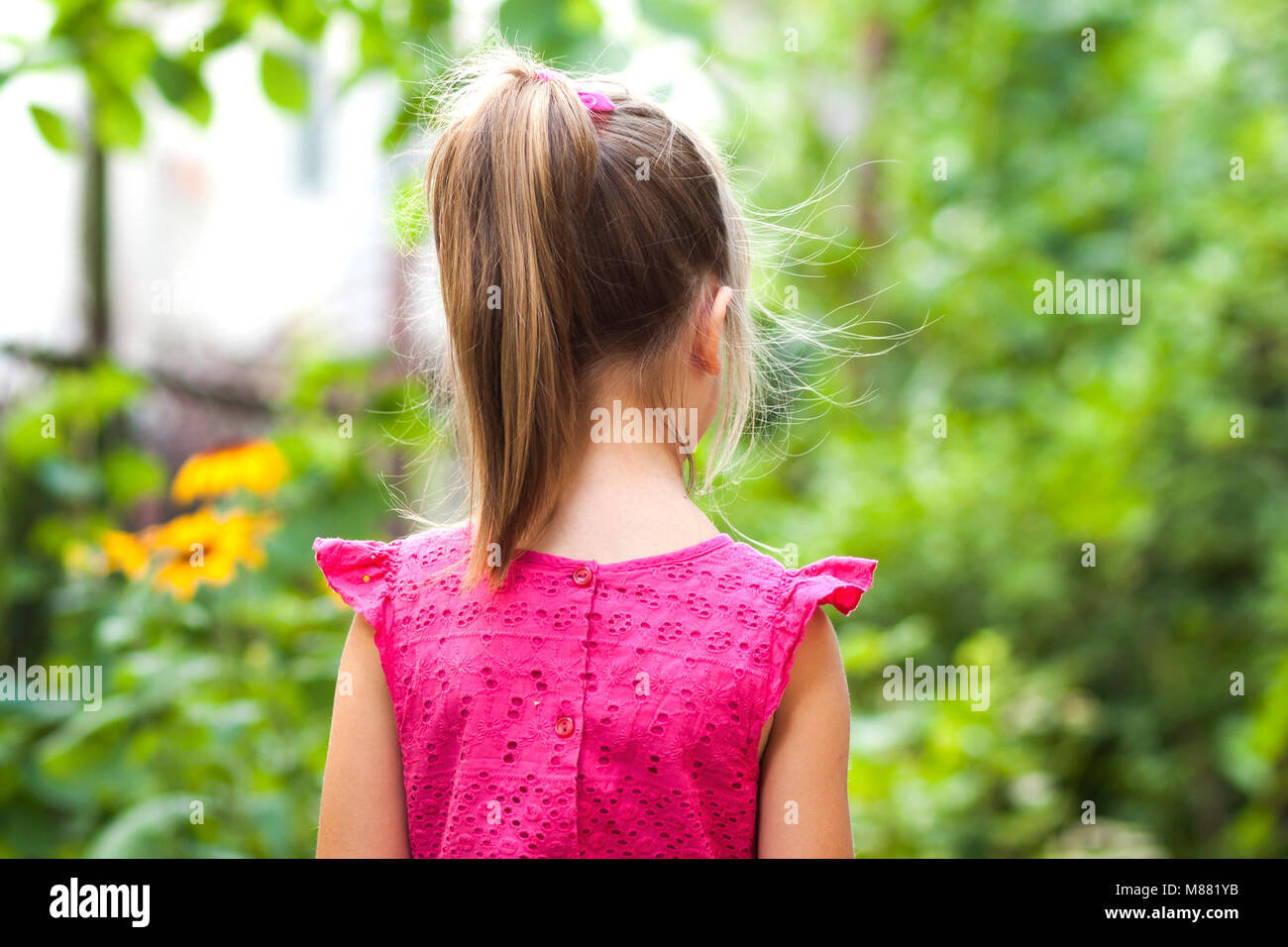 Bambina in abito bambino holdind mano piccolo cestino di lamponi maturi. Close-up Foto Stock