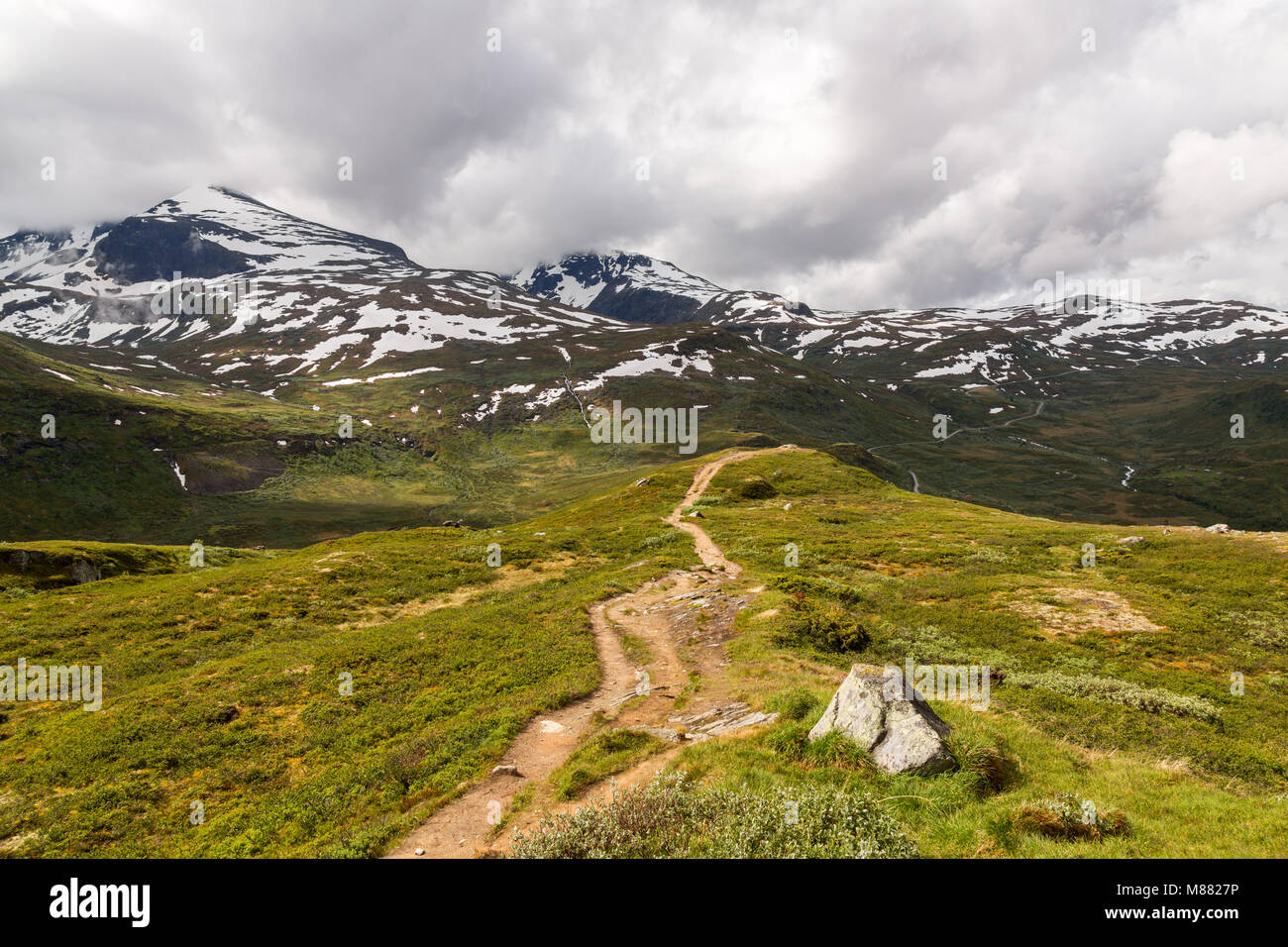 Sentiero escursionistico che conduce alla vista delle montagne ricoperte di neve in Norvegia Foto Stock
