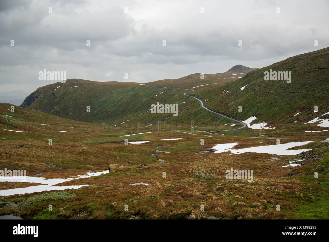 percorso escursionistico tortuoso lungo il paesaggio montano rivestito di neve Foto Stock
