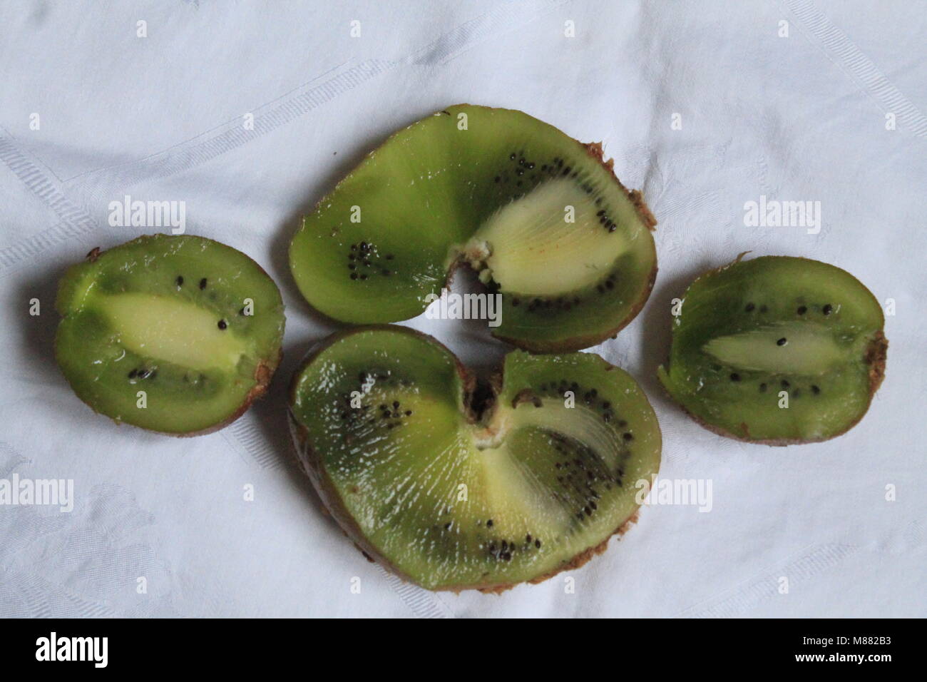 Mature dolce kiwi tagliato a metà con semi neri all'interno di preparare per il pranzo Foto Stock