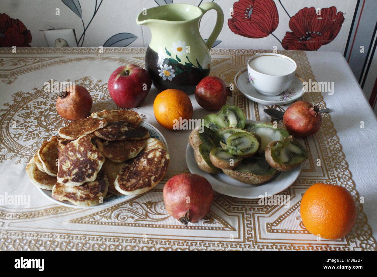 Appetitosa colazione sana pancake con cannella, Latte fresco mellow succosa frutta Foto Stock